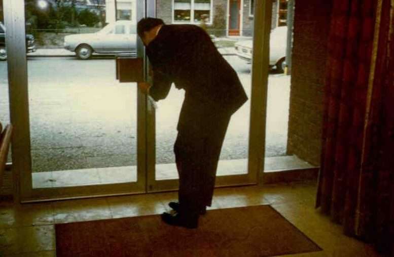 Geschiedenis Van Voorst wethouder opent de nieuwe winkel.