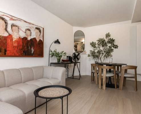 PVC-vloer met warme houtlook in eetkamer huurappartement Den Bosch